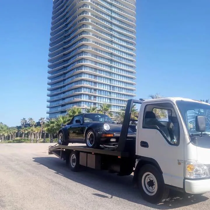 Grúa trasladando un vehículo en Punta del Este